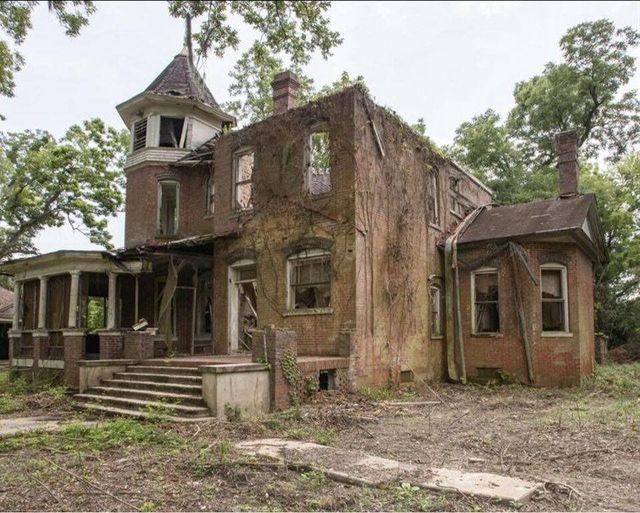 A Look Inside a Rare 1899 Brick Mansion Designed to Endure