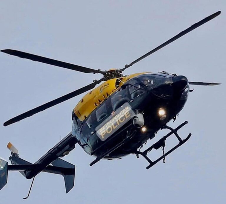 The police in a helicopter thought the kids were playing, but then realized that the children were trying to tell them something through a secret sign. When they looked in that direction, they couldn’t believe their eyesLook what they saw in that direction: Check the comments