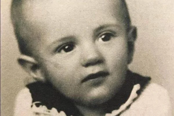 He was born UNWANTED BY HIS FAMILY and spent some time living in a boarding house. WITH NO MONEY FOR HOUSING, he slept under his coat at bus stops. Today, HE IS A HOLLYWOOD STAR. HIS NAME and full story below in the comments.