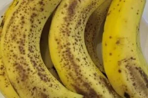 A NUTRITIOUS FRUIT WITH BENEFITS THAT CHANGE AS IT RIPENS