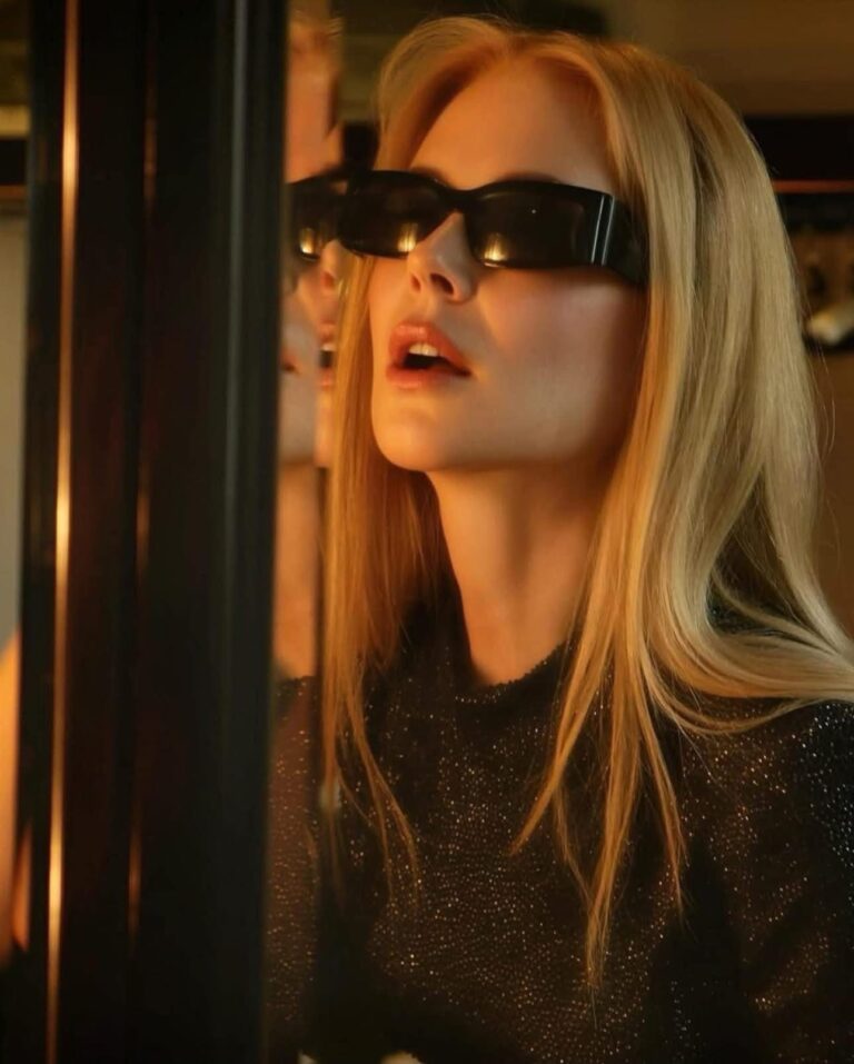 Nicole Kidman posing half-nak*d