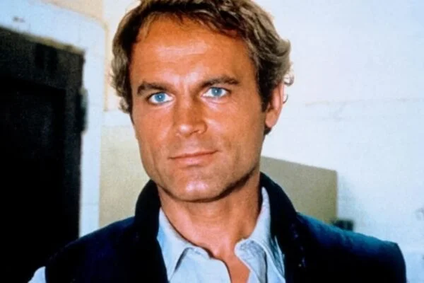 Can you guess who he is? 😲🎬 This legendary actor, once famous for his daring stunts and charming roles in classic Westerns, looks strikingly different in his latest photo. 🧓🤔 Time has changed him, but his iconic presence in cinema remains unforgettable. 👀👉👉 Scroll down to the first comment to see the full photo and discover the star behind this incredible transformation!